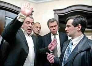 Давид Жвания во время обыска в квартире лидера ”Народной самообороны” Юрия Луценко 20 марта 2007 года