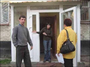 Жительница Калушского социального общежития Надежда Рогацкая встречает в дверях посетителей