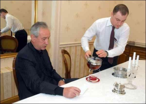 В ресторане Петр Дыминский заказал травяной чай