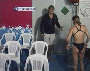 Михайло Зубков кричить на доньку-плавчиху Катерину. За секунду почнеться бійка. Її зняла камера спостереження в кімнаті суддів на чемпіонаті з водних видів спорту в австралійському Мельбурні