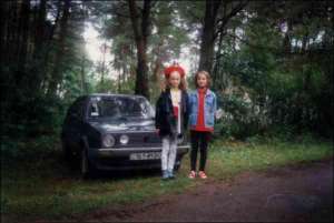 На пикнике в 2000 году возле машины жителя города Нововолынска Александра Карасева стоят его 9-летняя внучка Людмила (справа) и ее подружка. Через четыре года эту машину украдут. Хозяин найдет ее разобранной на части на автошроте