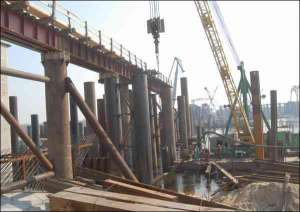 Подольский мост длиной 7 км, по которому пройдут линия метро на Троещину и автомагистраль, обещают закончить до 2009 года. Станции Подольская, Судостроительная и Труханов остров построят под мостом