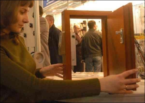 Михайлина Лєпкая з фірми ”SPV” показує електронний замок ”Knock N’Lock”. У березні компанія привезла новинку на столичну виставку ”Будівництво та архітектура-2007”. Електронний замок відкривав зменшений макет дверей заввишки 40 сантиметрів