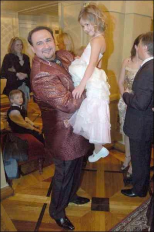 Володимир Гришко тримає доньку Анну-Стефанію в холі столичної опери після концерту