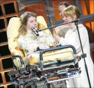 Наталии Николенко (слева) жена президента Екатерина Ющенко подарила сделанную специально для нее инвалидную коляску. И сообщила, что Фонд ”Украина 3000” оплатит операцию девушки в Майями, США