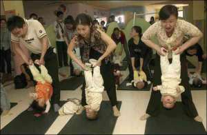 У медичному центрі китайського міста Хаймен на південному сході країни батьки з дітками займаються йогою. Лікарі вважають, що такі вправи добре розвивають розумові здібності малюків
