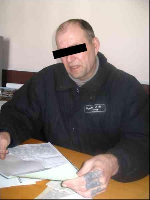 Осужденный Георгий в кабинете заместителя начальника Харьковской колонии строгого режима №12 показывает материалы уголовного дела. Говорит, что его судили без какого-либо прямого доказательства