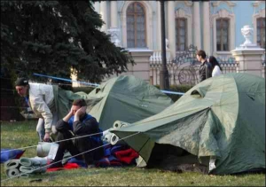 Возле Верховной Рады и Мариинского дворца разбили палаточный городок сторонники Партии регионов, соцпартии и коммунистов