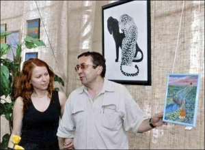 Київська художниця Галина Інгула разом з батьком Валерієм Нечипоренко на першій персональній виставці в Державному політехнічному інституті у травні 2005 року. Батько розповідає відвідувачам про роботи доньки