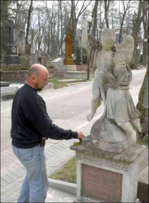 Реставратор музея-заповедника ”Лычаковское кладбище” во Львове Андрей Гузий возле надгробия, которое он восстанавливал. У скульптур на могиле Йозефа Пиха были только торсы