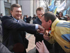 Прихильник Віктора Януковича цілує йому руку, як зазвичай це роблять із патріархами або митрополитами церков
