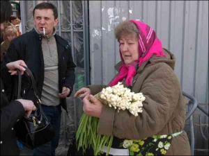 56-летняя продавщица Лукьяновского рынка Мария считает, что у президента не было другого выхода, кроме как распустить парламент. Неподалеку в лицее №100 школьники готовятся идти на Майдан. Верующие  в церкви жалуются, что политики ссорятся в страстную нед