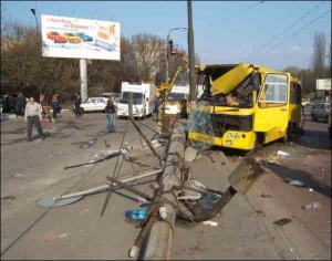 Десять пассажиров пострадали в аварии маршрутки №213 на улице Елены Телиги в Киеве. Одна женщина умерла в ”скорой”