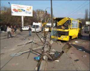Десять пасажирів постраждали в аварії маршрутки №213 на вулиці Олени Теліги в Києві. Одна жінка померла в ”швидкій”