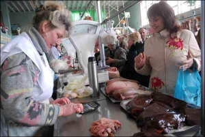 Продавец Краковского базара во Львове Ольга Губка продала говяжий язык Оксане Притко. Львовянка будет готовить из него заливное