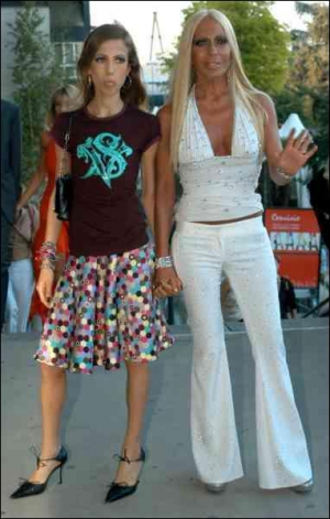 Дизайнер Донателла Версаче (справа) гуляет в итальянском городе Милан со своей дочерью Алегрой в день ее 18-летия в июне 2004 года