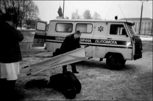 2 березня 2007 року лікарі ”швидкої” забирають директора Новгород-Сіверського АТП  Миколу Душина. Чоловік стверджує, що мікроавтобус  конкурента, приватного підприємця Ігора Зубахи, вдарив його бампером