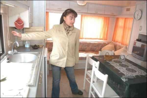 Менеджер компании ”Евродача” Тамара Дейнега показывает кухню и гостиную в кемпинговом доме ”Альбина”