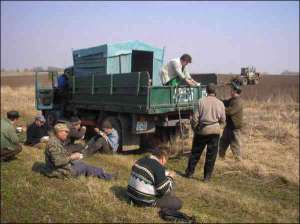 Работники сельскохозяйственного предприятия райцентра Путивль, что на Сумщине, обедают в поле во время посевной. Здесь к работе на земле приступили на 20 дней раньше обычного. Сеют пшеницу, овес и рапс