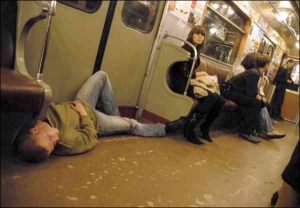 Пассажиры киевского метро жалуются, что в вагонах темно. Мол, здесь хорошо спать, а вот от чтения болят глаза и голова