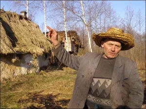Микола Сорочук побудував на болоті хату, лазню і туалет