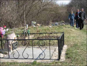 Кладовище собак у Полтаві. Ховати домашніх тварин біля дендропарку за 500 метрів від вулиці Шведської почали десять років тому. Нині тут налічується 43 поховання