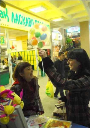 Покупатели берут небольшой шарик-сюрприз за 20 гривен в универмаге ”Львов” на ул. Княгини Ольги