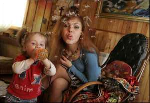 Певица Ольга Юнакова воспитывает двухлетнюю дочку Терезу и достраивает в своем двухэтажном доме в Осокорках мансарду
