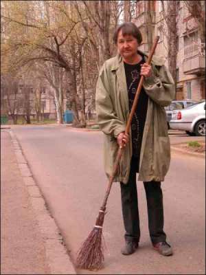 Тетяна Замшина підмітає біля свого будинку у Миколаєві. Жінка погодилася на пропозицію ЖЕКу відпрацювати двірником 300 гривень боргу за комунальні послуги