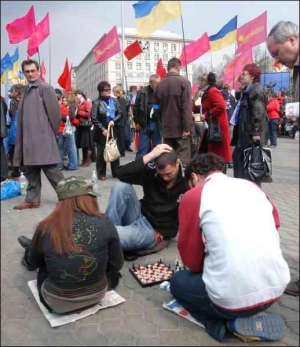 Сторонники властной коалиции играют в шахматы на Майдане