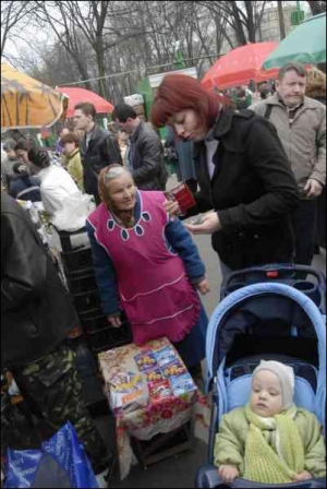 72-річна Марія Ялинська на борщагівському ринку ”Дніпро” торгує наклейками та барвниками для пасхальних яєць. Має кілька десятків покупців. Тим часом спеціалісти з Інституту токсикології застерігають: штучними барвниками можна отруїтися