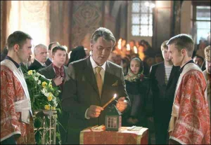 Президент України Віктор Ющенко підпалює свічку від благодатного вогню з Єрусалима у храмі Софії Київської під час пасхального богослужіння