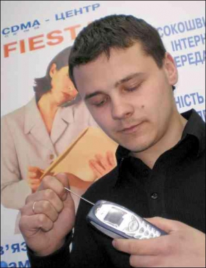 Менеджер CDMA-центру ”Фієста” Валентин Грицай показує телефон ”Нокія 3586” із висувною антеною. Вона забезпечує якісний CDMA-зв’язок за 10–15 кілометрів від базової станції