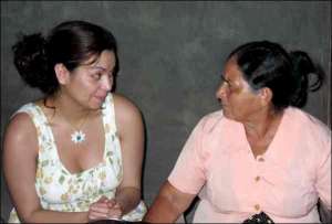 Мария Лорена Саенц (слева) разговаривает со своей матерью в поселке Какаопера в Сальвадоре. С семьей женщина встретилась через 25 лет разлуки