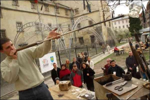 Стеклодув Тарас Дзындра выдувает сосуд из стекла. В понедельник десять мастеров показывали свое мастерство недалеко от площади Рынок во Львове