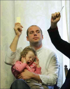 Евгений Золотарев пришел на заседание Гражданской кампании ”Пора” с дочерью