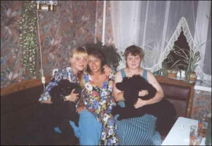Вінничанка Світлана Бєлкіна (в центрі) з дочками Оленою (ліворуч) і Наталею. Олена тримає на руках першого свого собаку-пуделя Вісточку, Наталя — другого пуделя Анрішку. Фото 1998 року