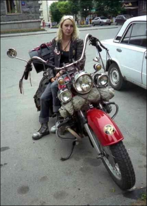 Ольга Бонк на своем мотоцикле в центре Луцка. Фото сделано осенью прошлого года