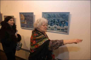 Марфа Тимченко показывает свои картины на выставке в Украинском доме