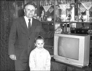 Ярослав Жолобак із 8-річною онукою Марічкою вже знайшли місце для нового телевізора