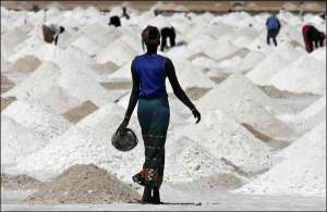 Кучи соли лежат на берегу Розового озера в Сенегале постоянно. Мужчины достают кристаллы со дна водоема, а женщины просушивают их, отсеивают песок и ил и готовят товар на продажу
