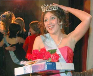 22-летняя Леся Дякив поправляет на голове корону ”Мисс Пенсионного фонда” Ивано-Франковской области