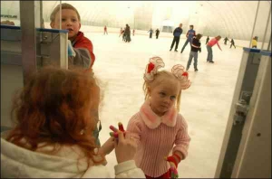 4-летняя Маринка Горейнова первой вышла на лед нового катка на Ледовом стадионе