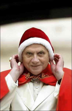 На рождественской вечеринке Папа Римский Бенедикт XVI надел шапку Санта Клауса