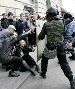 ОМОНівці розганяють ”Марш несогласных” у Санкт-Петербурзі у неділю. На 1000 демонстрантів вивели 8000 міліціонерів