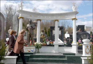 К памятнику на могиле футбольного тренера Валерия Лобановского, который умер 13 апреля 2002 года, принесли гвоздики, нарциссы и корзинку конфет. Он похоронен на Байковом кладбище в Киеве, на ”элитном” участке №42