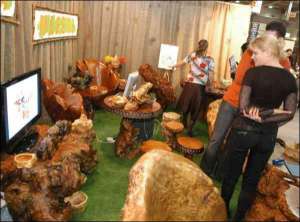 Меблі з коріння представили на столичній виставці ”Київ Експо Меблі”. У магазині фірми ”Живі меблі” табуретку можна купити за 70–80 доларів, крісло — від 800 до 3 тисяч, столи обійдуться у 15–18 тисяч доларів