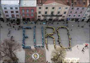 Львовяне выстроились в слово EURO возле Ратуши в центре города. Так они поддержали идею проведения в Украине Чемпионата по футболу в 2012 году