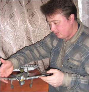 Владимир Параскева изготовляет самолетики, танки и миниатюрных солдатиков