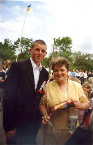Степан Смолинчук со своей учительницей на последней линейке выпускников в 2005 году